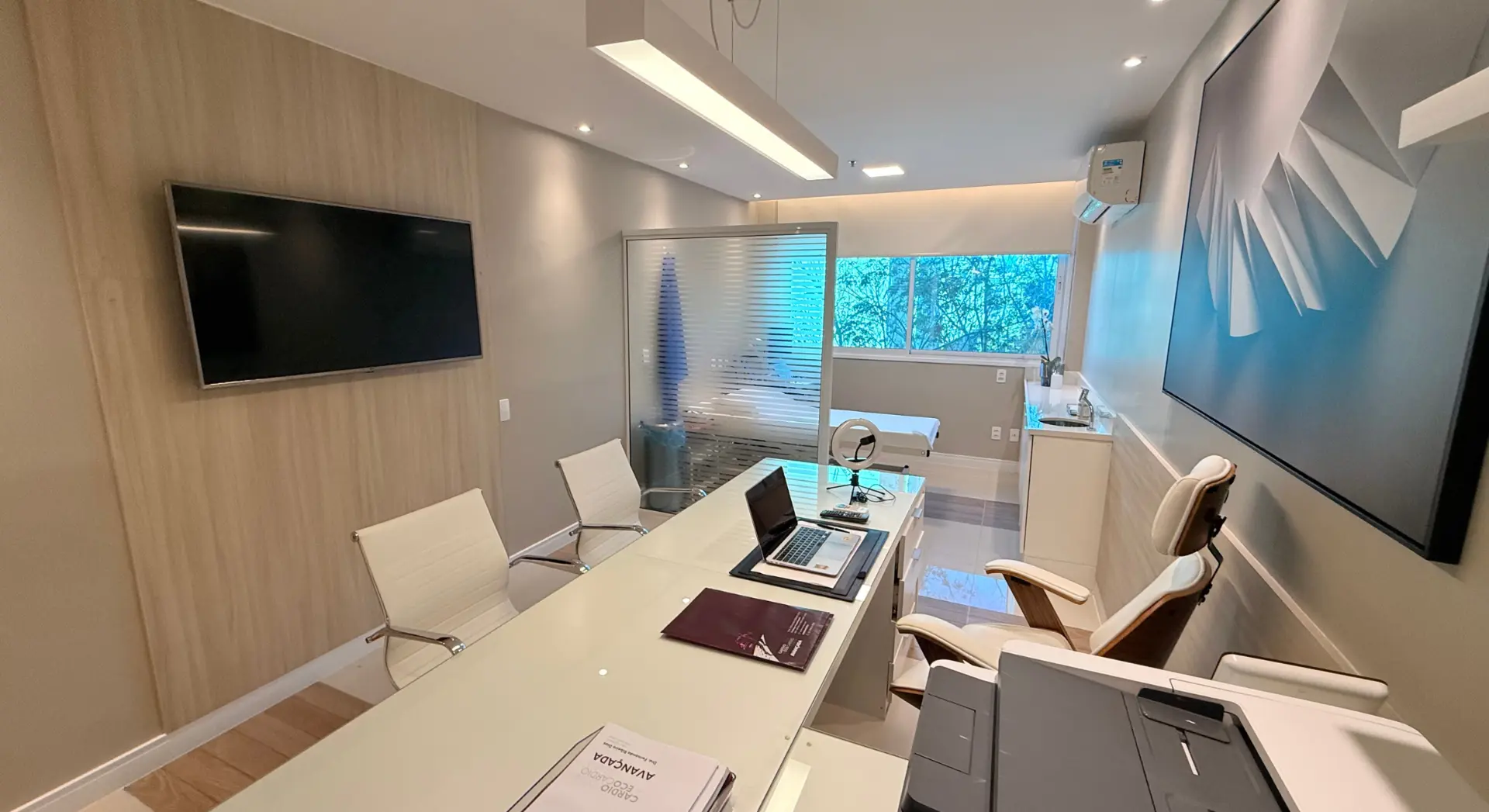 Sala de atendimento com bancada e televisão