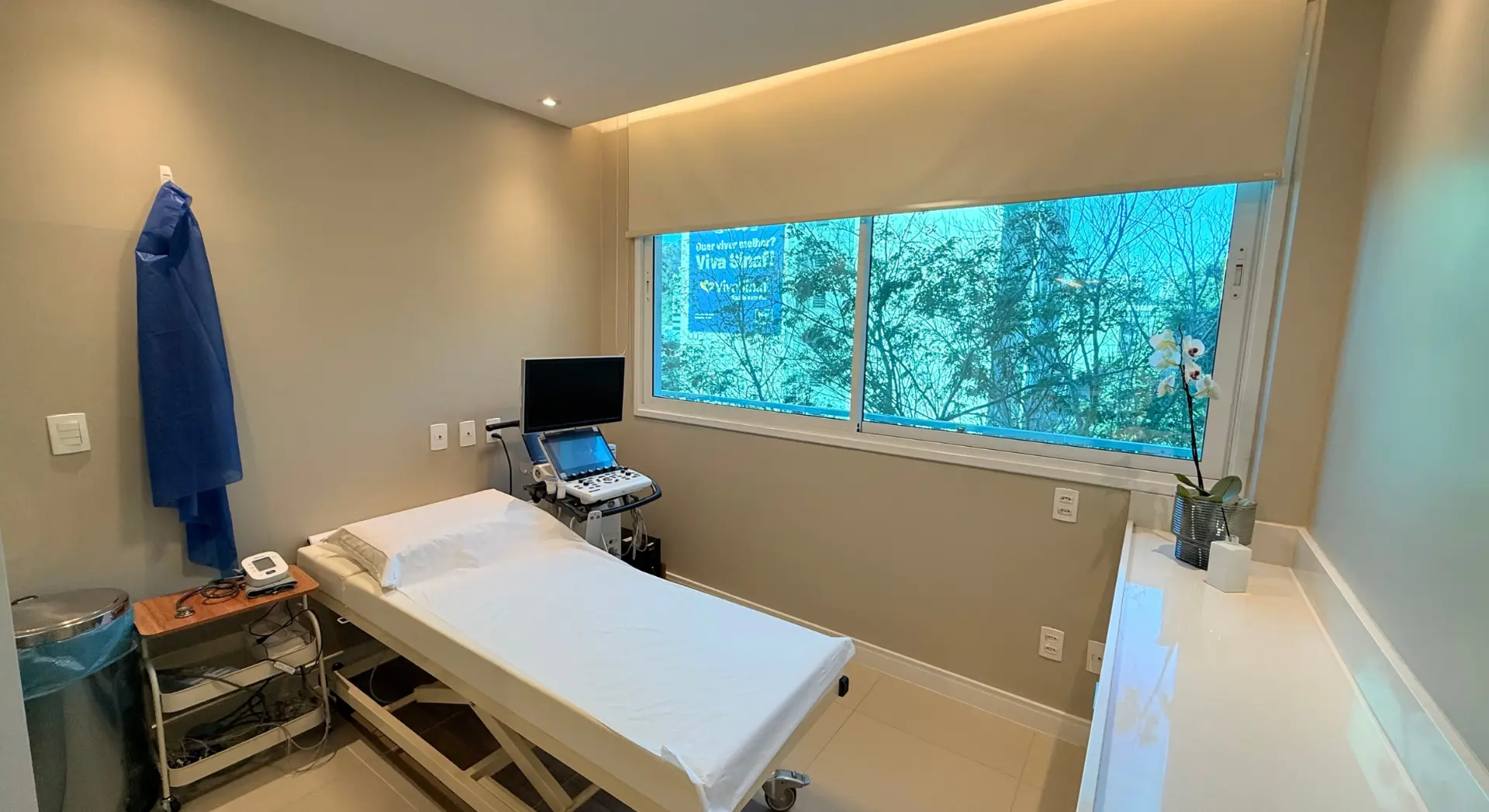 Sala de exames com aparelho de ecocardiograma